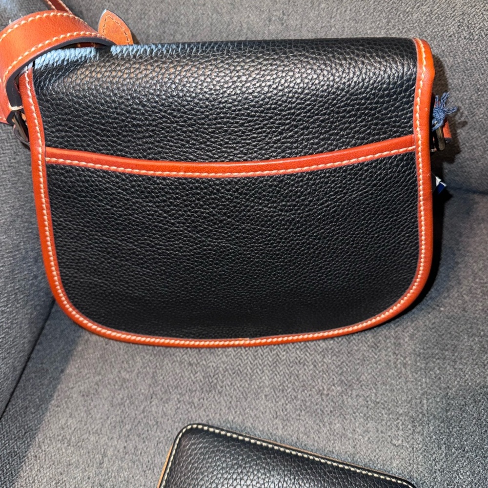 Elegant Black and Tan Women's Bag Set - Picture 4 of 5